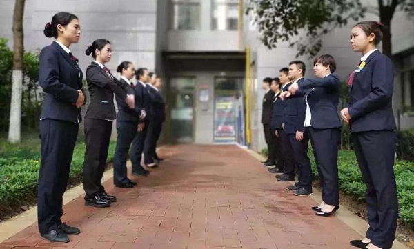 物业管理服务人员.jpg