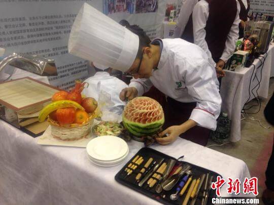 陈进在西瓜上雕花